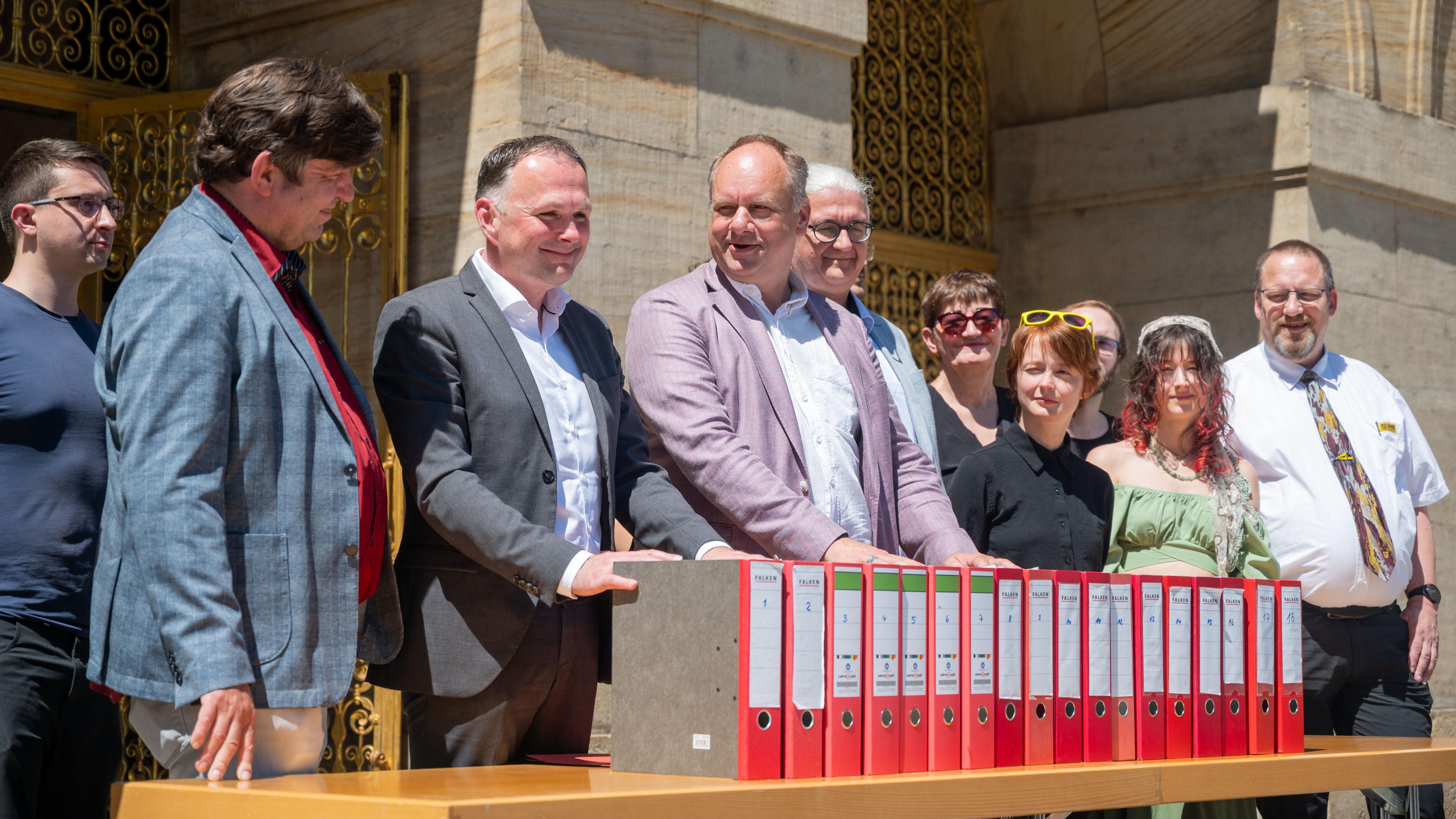 40,000 signatures and now what? The drama surrounding Dresden's DVB ...