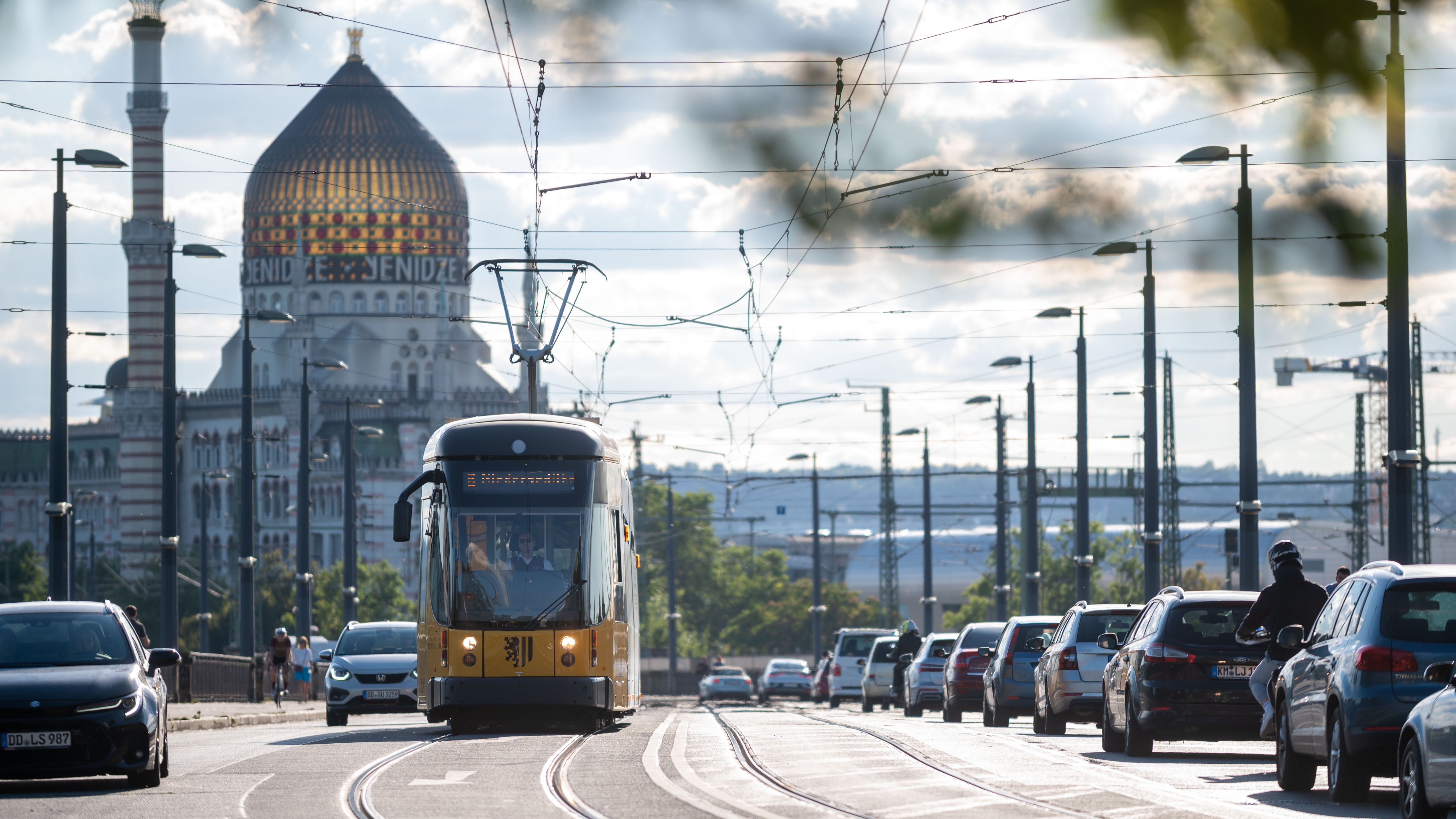 Dresden Transport Company: Bus | and tram lines at their limits - | Where ...