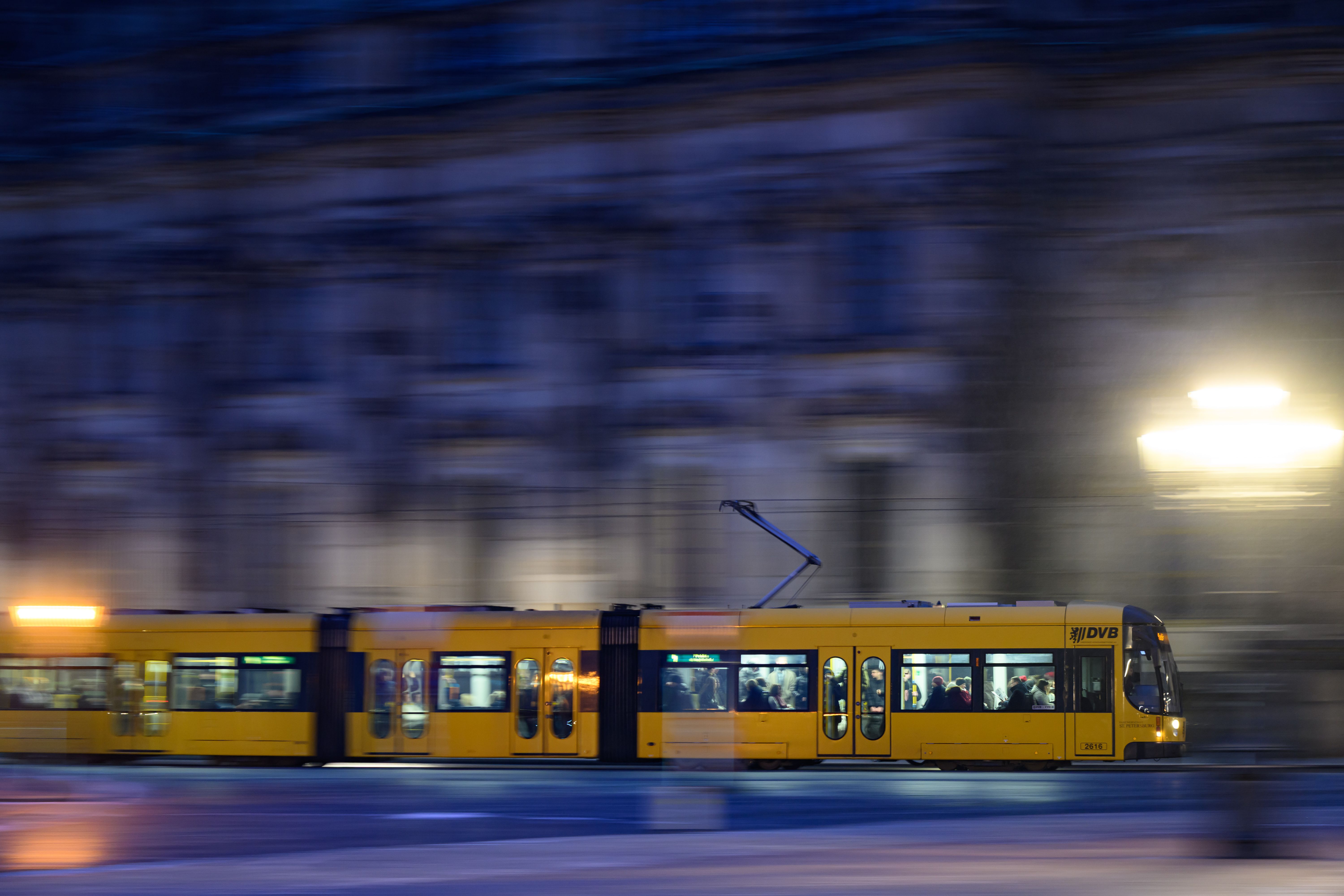 Dresden: Right-wing youths threaten man on a tram