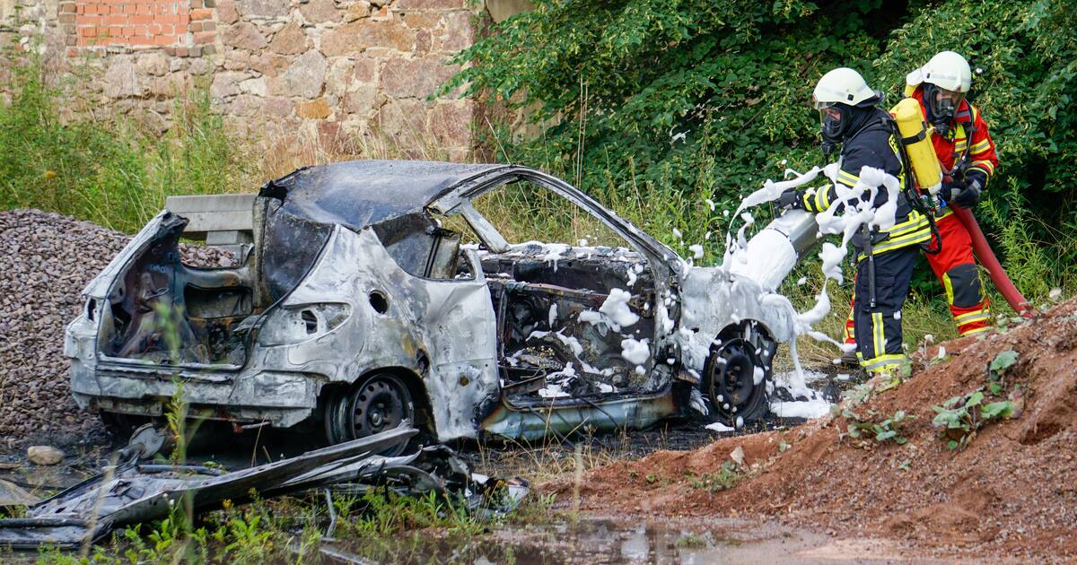 Lüttewitz: Schrottauto brennt auf Grundstück aus