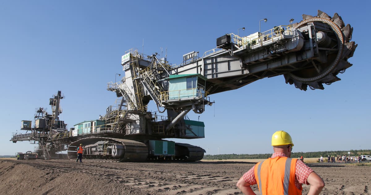 B176 near Groitzsch closed - | 1030-ton Mibrag excavator moves to the ...